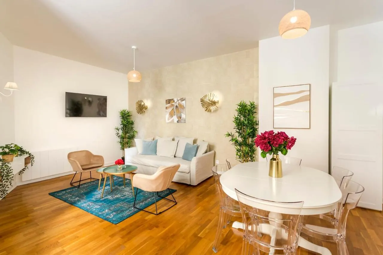 Cozy Apartment - Champs Elysees - Monceau Paris France